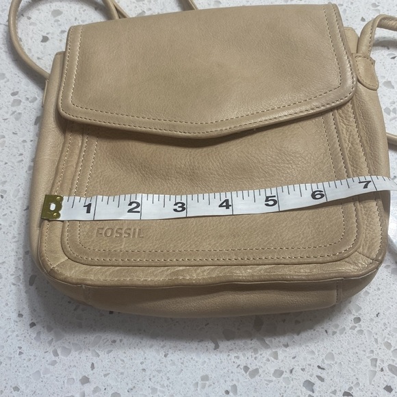 Fossil Crossbody Leather flap EUC light distressed leather Tan/Cream  7" SIze - Picture 9 of 9